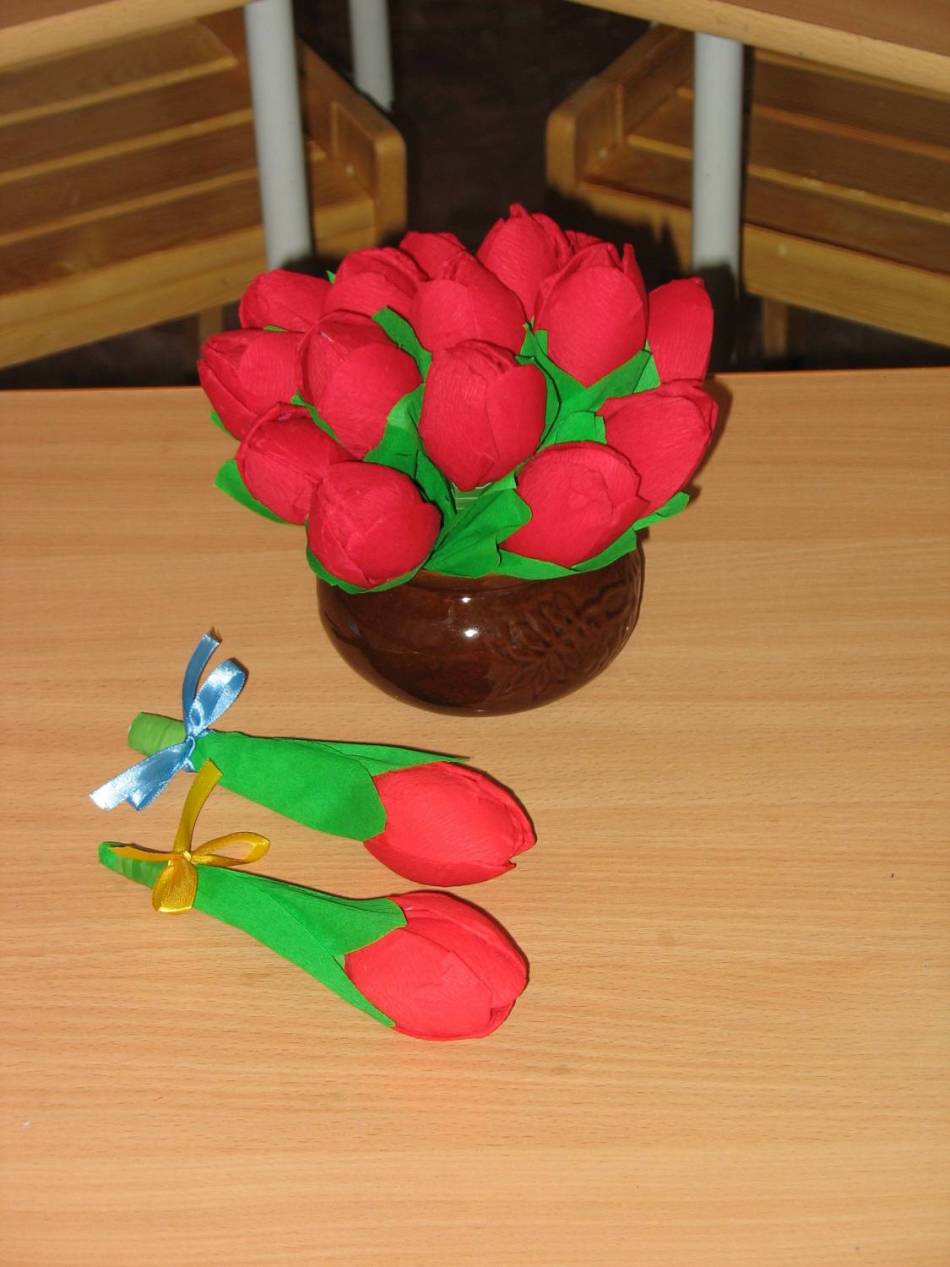 Tulips from spoons of disposable and corrugated paper: diagram, photo