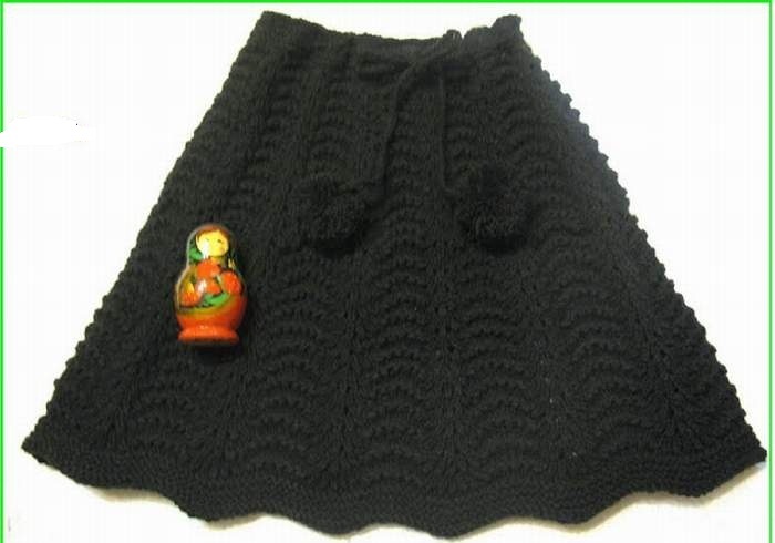 A ready -made skirt with a belt connected by the knitting pattern peacock feather