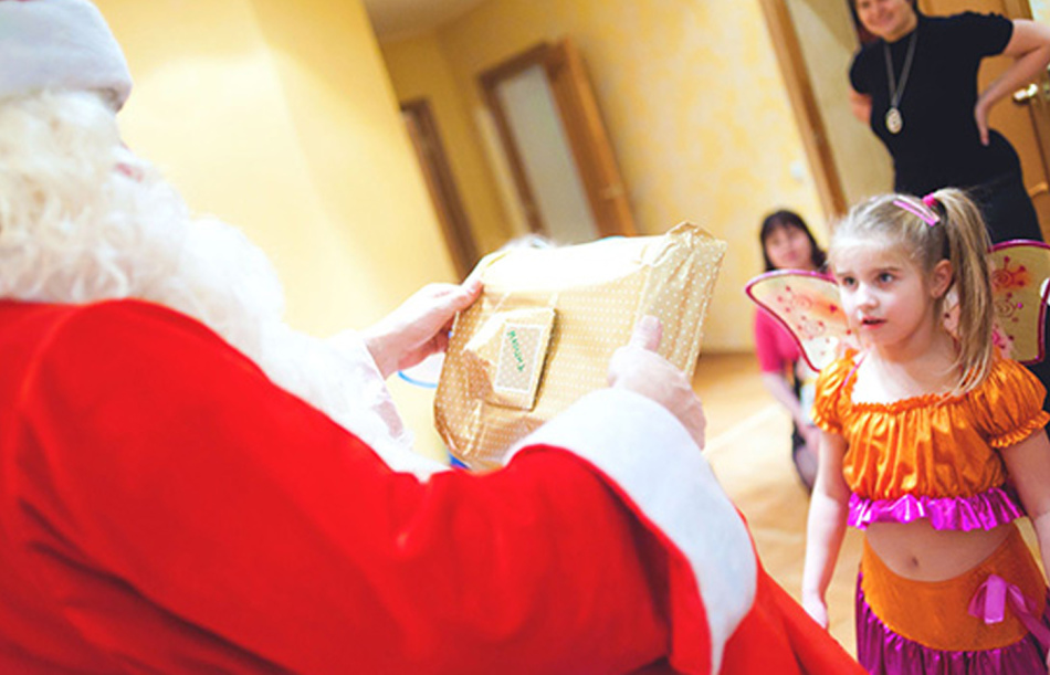 À l'achèvement du conte de fées du Nouvel An, le Père Noël offre des cadeaux aux enfants.