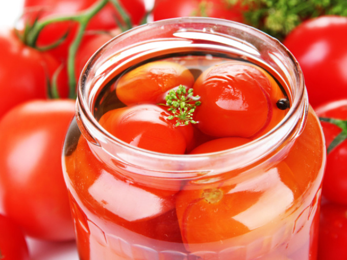 Mengasamkan tomat dengan cara yang sederhana
