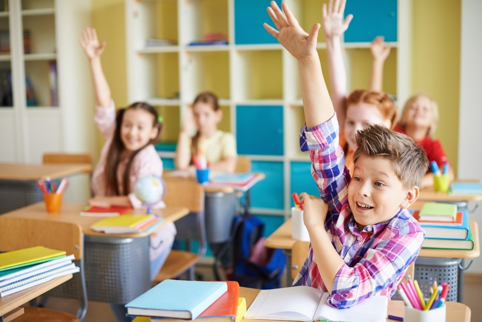 In der Schule ist es auch wichtig, Sprüche über die Ehrfurcht vor Senior zu studieren