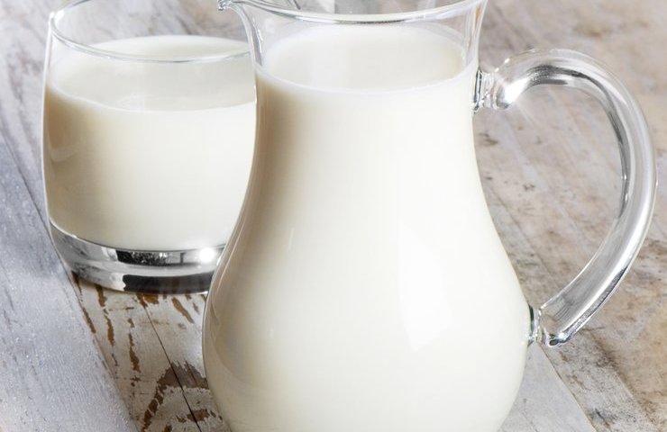 How many calories are in the milk with cow, home, from the store, 2.5 percent of fat content, ghee, degreased, dry, condensed, goat, in 100 ml, in one glass, a liter of milk: table. Food and energy value of cow and goat milk: Table