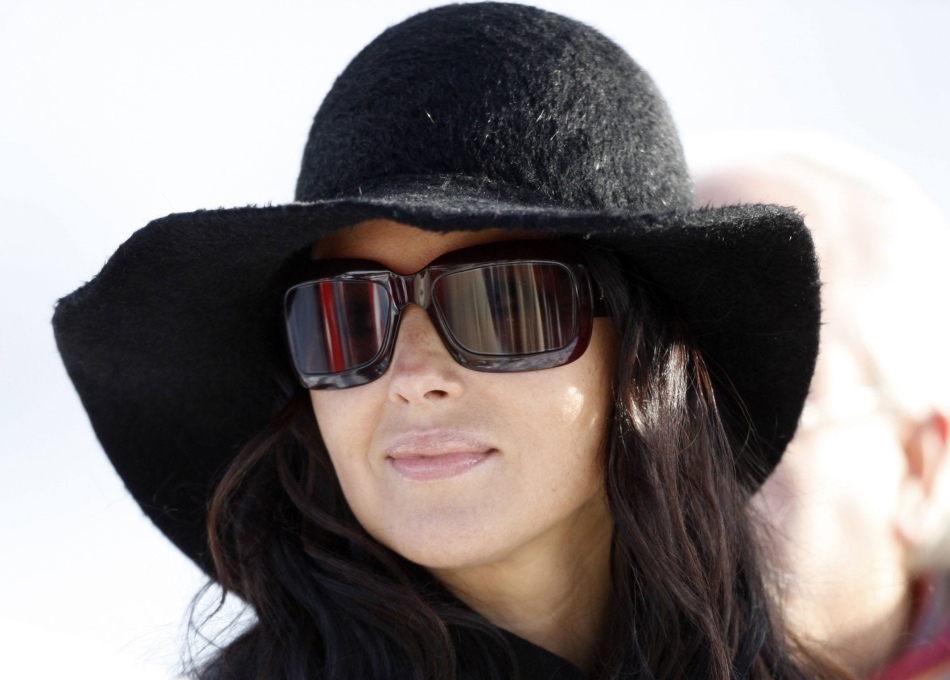 Tehtnica Monica Bellucci v klobuku in očalih