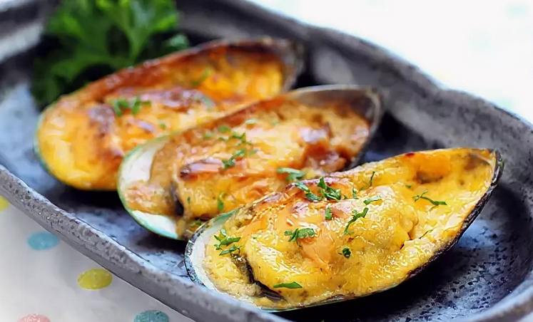 Mejillones en salsa de queso de residuos de queso