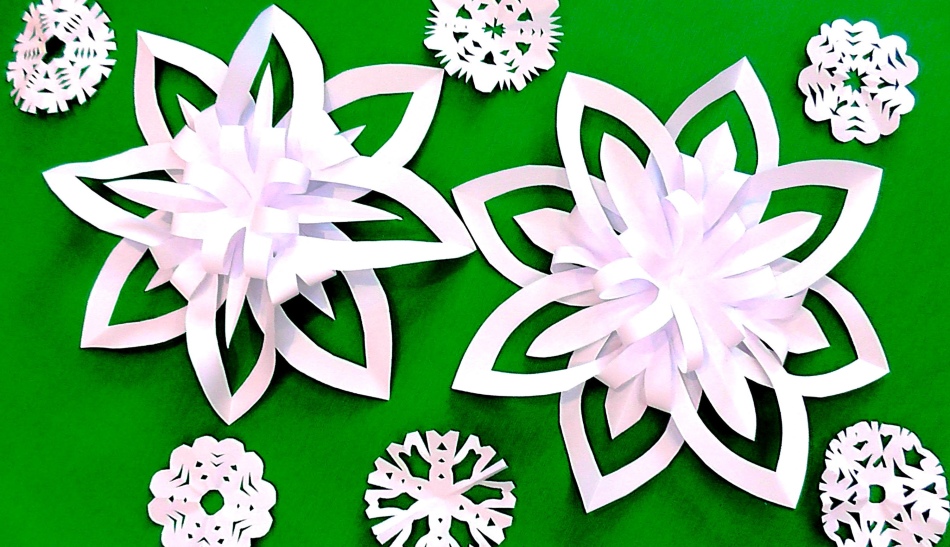 Beautiful volumetric snowflakes from white paper