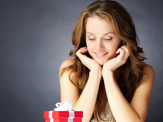 Apa yang harus diberikan ulang tahun kepada pacar tercinta Anda? Apakah asli untuk memberikan uang kepada teman?