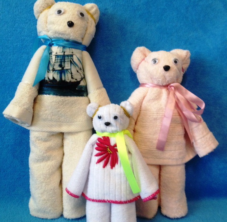 Дружная семейка медведей из полотенец разного размера