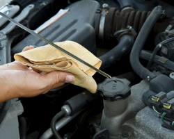 Hogyan lehet mérni az olajszintet az autó motorjában: utasítások, tippek