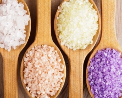 Kopalna sol: korist in škoda. Kako izbrati kopel za kopel? Kako pravilno kopati s soljo: priporočila. Recepti solnih kopeli za hujšanje, pomlajevanje, odstranjevanje utrujenosti iz stopal, boj proti izpuščajem