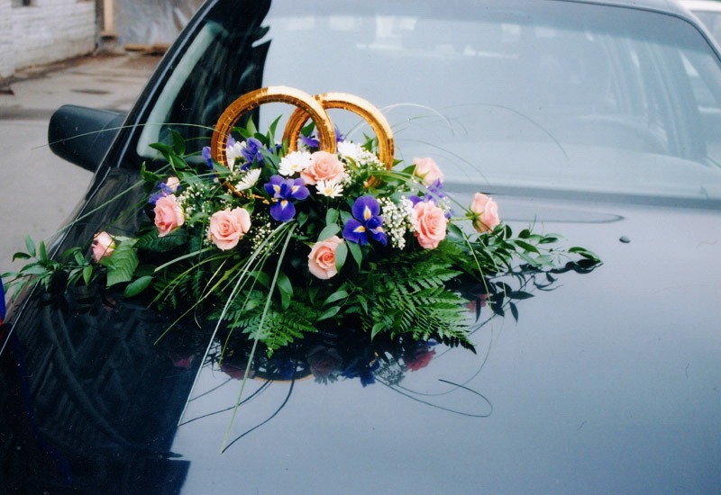 Bunga dan karangan bunga untuk mesin pernikahan
