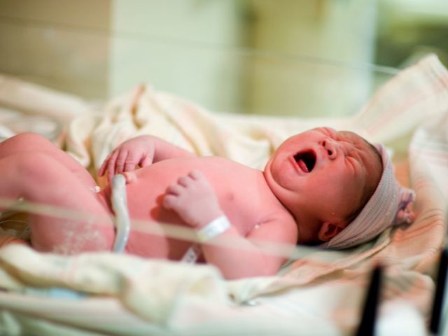 Πώς να κόψετε και να επίδειξη του ομφαλικού λώρου στο νεογέννητο;