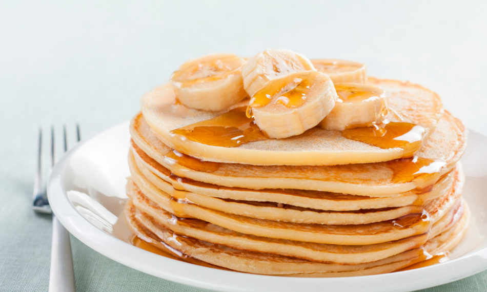 Pancake tebal dengan pisang dan madu
