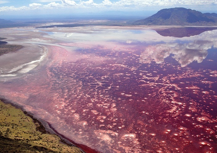 Danau ini benar -benar memiliki warna merah