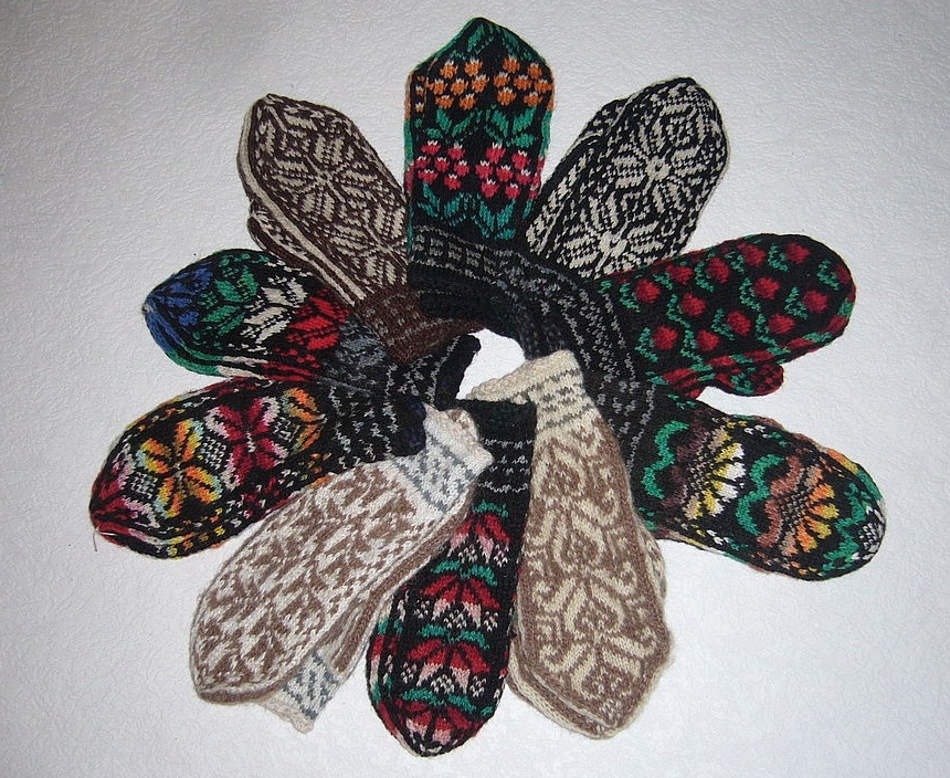 Un tas de mitaines du Nouvel An reliées par des aiguilles à tricotage