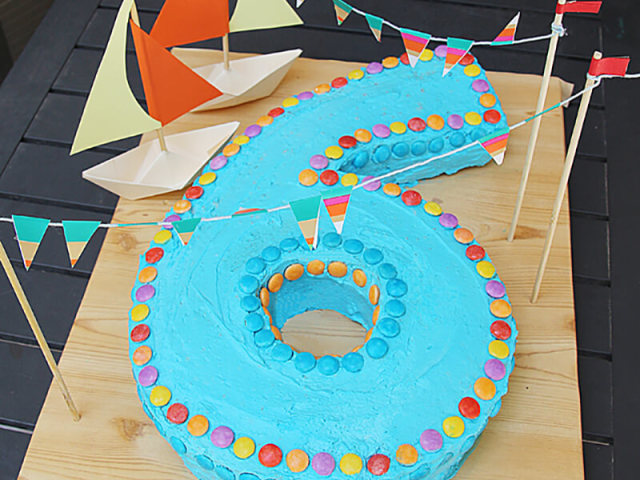 Un délicieux gâteau pour enfants pendant 6 ans sous forme de numéros 6 avec vos propres mains - pour l'anniversaire d'une fille, un garçon, pendant 6 mois, avec du mastic, sans mastic, à l'anniversaire de mariage, un gâteau 6 œufs, dans le Forme d'une lettre: recettes de pas, photos, vidéos. Comment faire un numéro 6 à partir du biscuit: instructions. Comment décorer le gâteau 6: idées, conseils