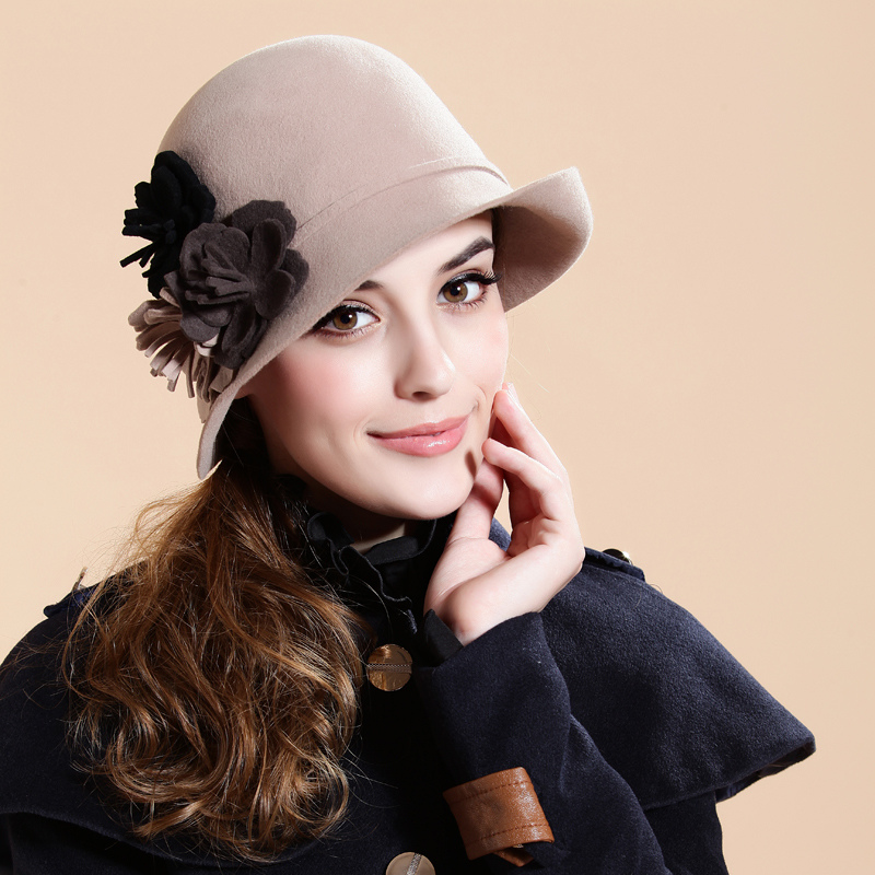 Modèles à la mode de casquettes tricotées, fourrure et feutre pour femmes - un chapeau élégant