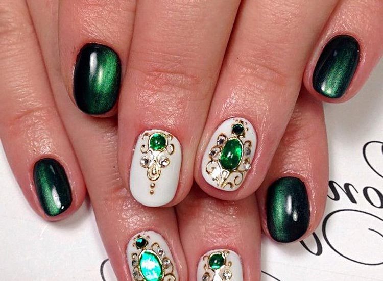 Зеленые жидкие камни на красивых ногтях