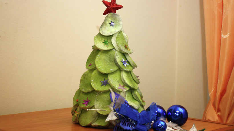 Božično drevo iz pobarvanih bombažnih blazinic