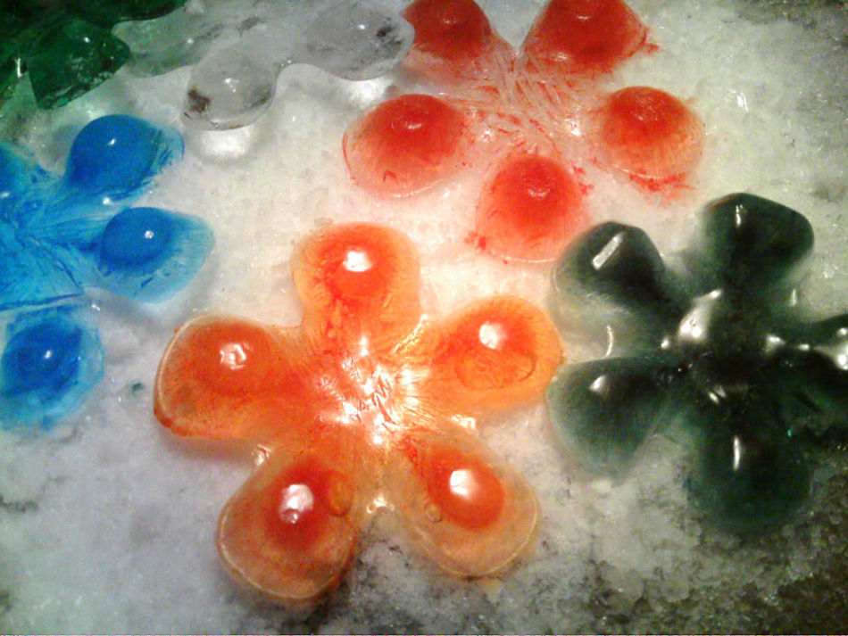 Boules de glace colorées
