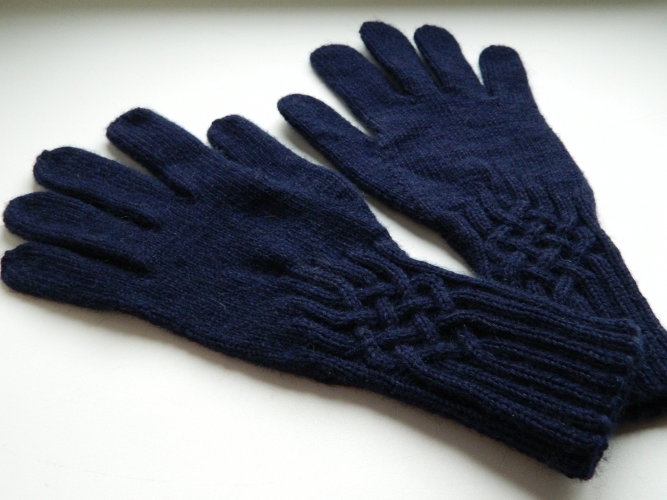 Интересная модель вязаных спицами мужски перчаток