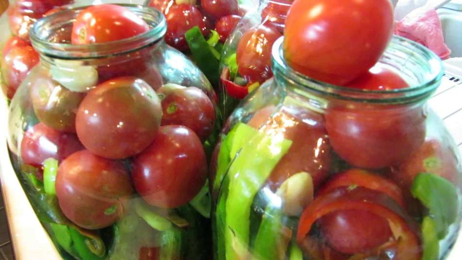 Kleinkurven und Tomaten zusammen