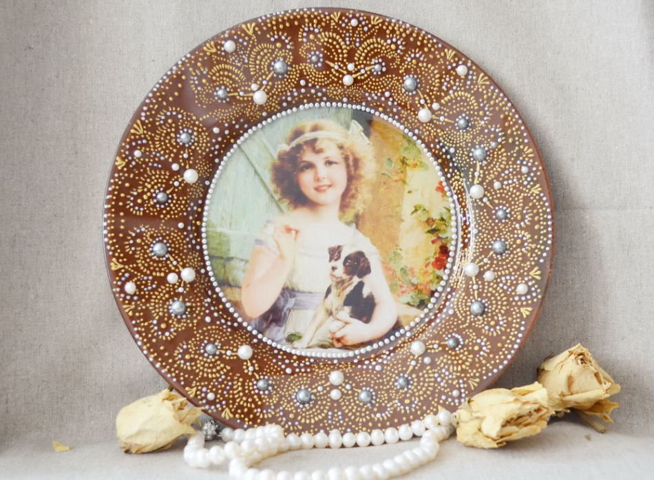 Decoupage of plates in the Victorian style