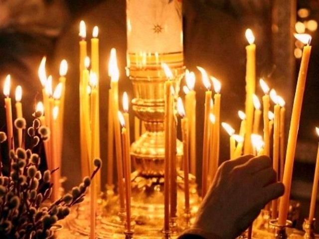 Какой рукой нужно ставить свечу в церкви?