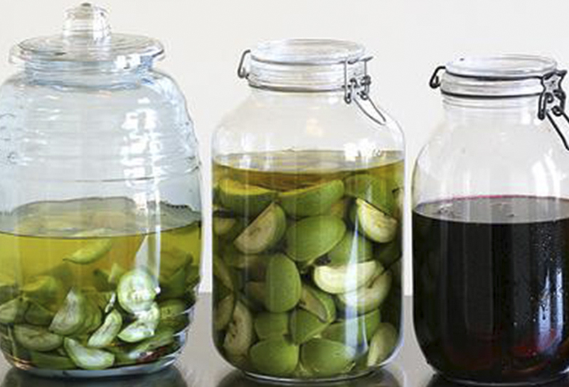 Če želite pripraviti takšno orodje, morate napolniti stekleno posodo s 70% sesekljanih delov zelenega orehov