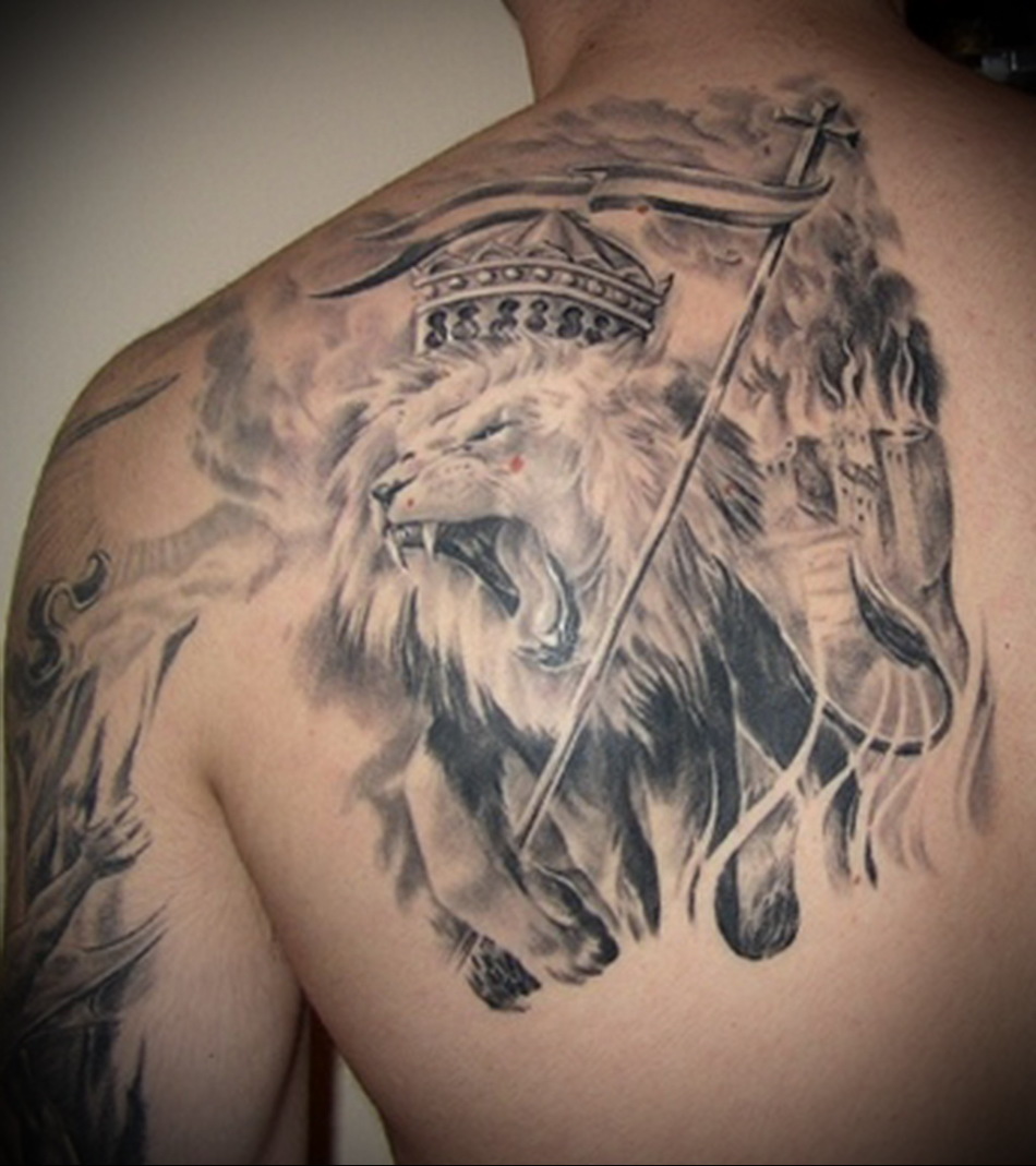 Воинственное изображение льва - татуировка на спине