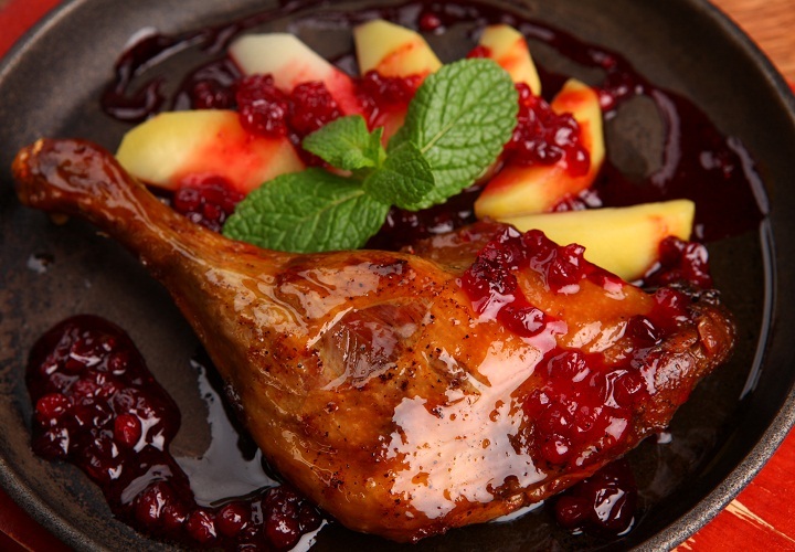 Duck with lingonberry sus