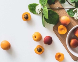 Kernel aprikot: manfaat dan bahaya, sifat terapeutik tulang aprikot