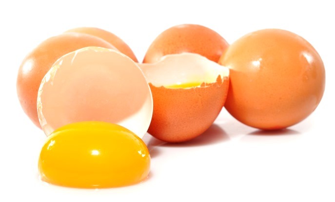 Telur yang digunakan dalam topeng untuk kulit kering harus buatan sendiri dan segar, yaitu. 