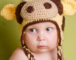 Chapeau tricoté pour un garçon par crochet au printemps, automne, hiver: diagramme, description. Casque de chapeau pour un garçon crochet, bini, avec un museau: schéma