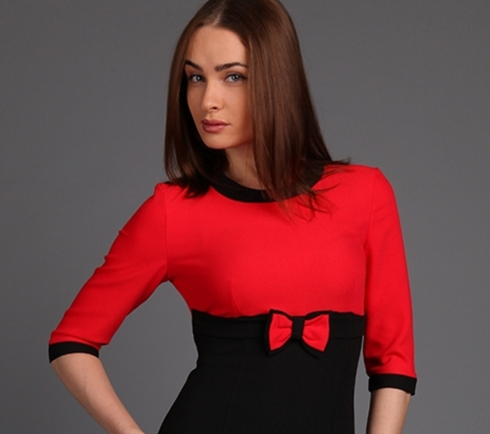 Выбрав смелое ярко-красное платье с маникюром лучше поскромничать