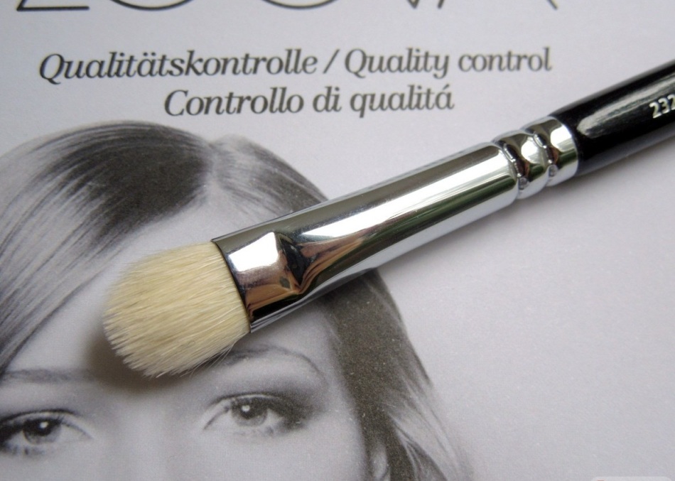Flat brush with a semicircular cut for contouring