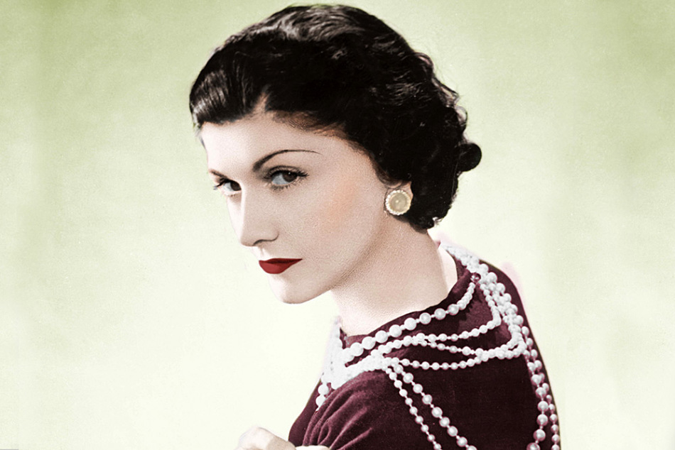 Leo Coco Chanel ในชุดบักสีน้ำตาล