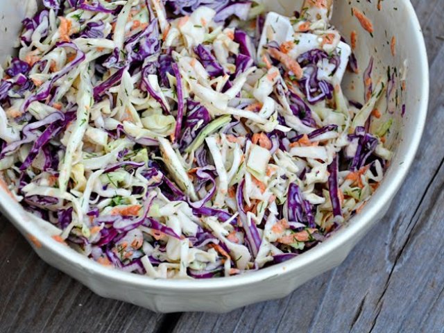 Вкусные и полезные рецепты капустных салатов. Как приготовить салат с капустой к праздничному столу?