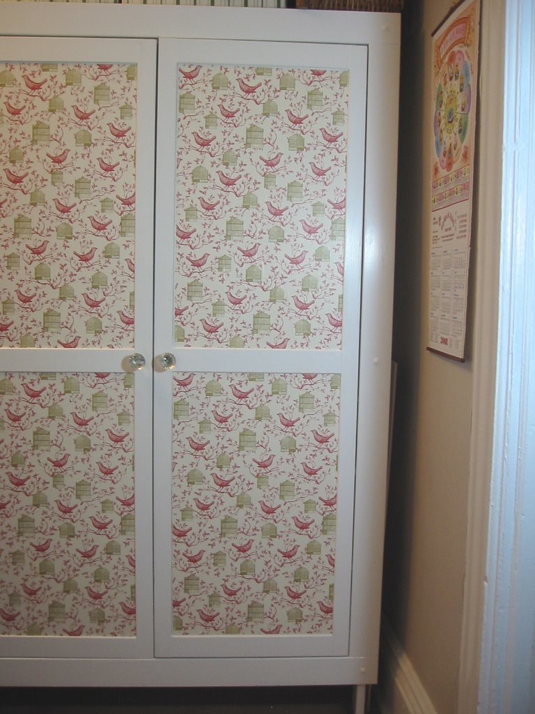 Berikut ini adalah decoupage sederhana dari kabinet dengan potongan -potongan besar wallpaper