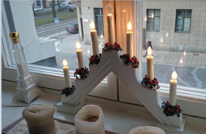 Новогоднее оформление окон свечами