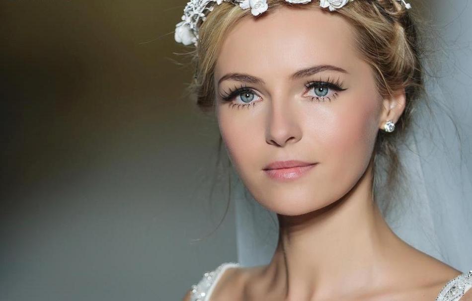 Maquillage des yeux naturels pour la mariée