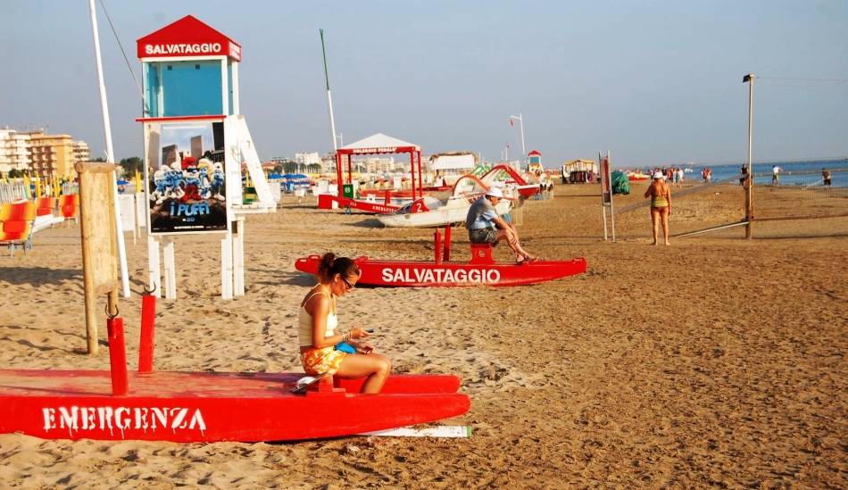Sescureurs sur la plage de Rivazurr, Rimini, Italie