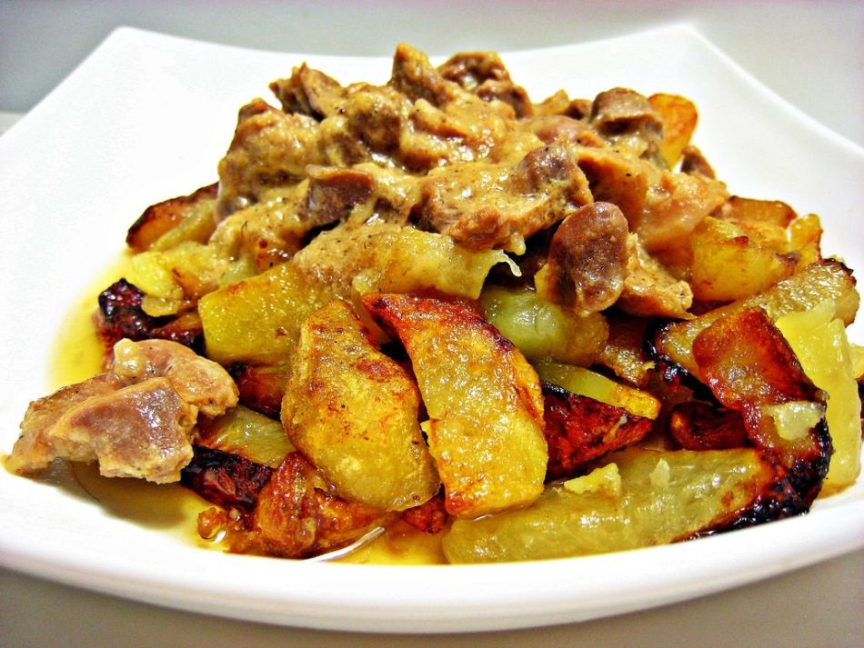 Comment faire plaisir aux pommes de terre avec du bacon ou des saucisses dans une casserole?