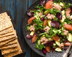 11 A legfinomabb receptek a tonhal salátájához. Tartósított tonhal salátához: Hogyan válasszuk ki a legfinomabbat?