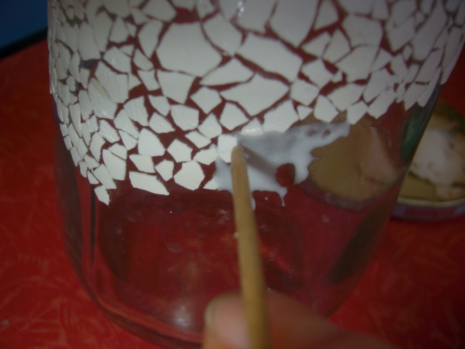Press the shell in the process of decoupage with a toothpick