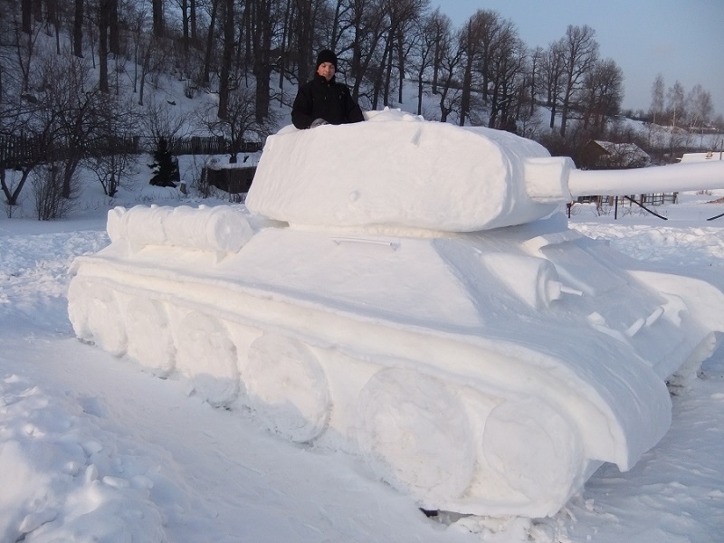 Большой танк, вылепленный из снега