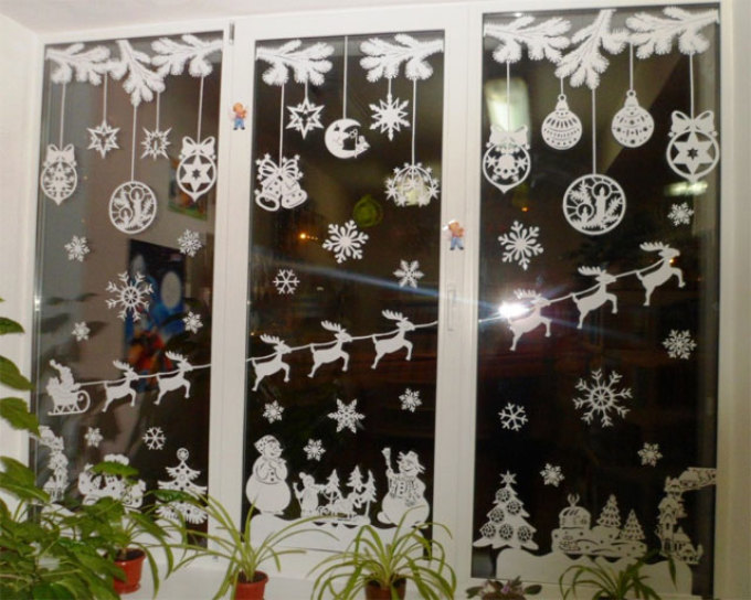 Ideen für die Dekoration eines Fensters mit Schablonen für das neue Jahr, Beispiel 8