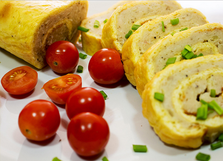 Roulette d'une omelette avec une recette de poulet: un délicieux roulet-mile est prêt!