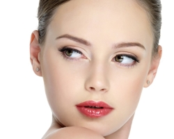 Maquillage naturel: comment le faire à la maison? Maquillage naturel pour les yeux verts, bruns et gris-bleu, pour chaque jour, mariage, diplôme