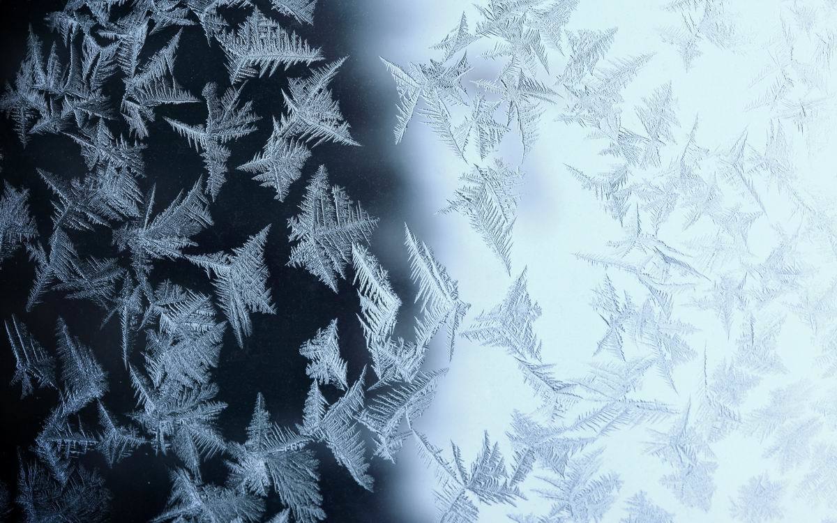 Χειμερινά παγωμένα σχέδια στο παράθυρο
