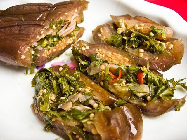 Comment faire cuire les aubergines pour le salé hivernal, épicé, en Azerbaïdjanais, avec du poivre sucré, des légumes verts, des légumes, des carottes, des canneberges urinées, de l'ail sous l'oppression selon la recette classique, comme de vrais champignons: les meilleures recettes